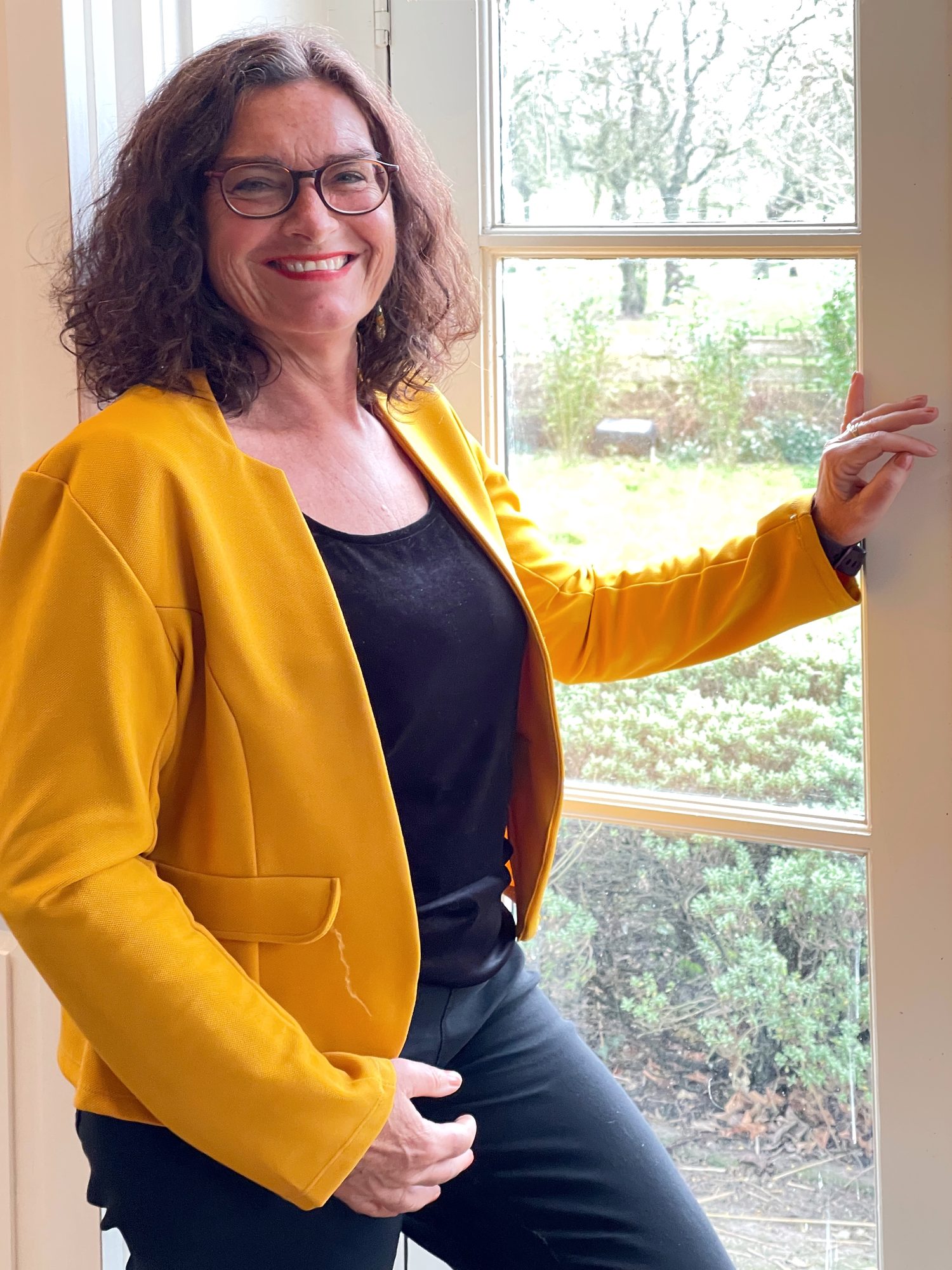 Joyce Korver bij het raam